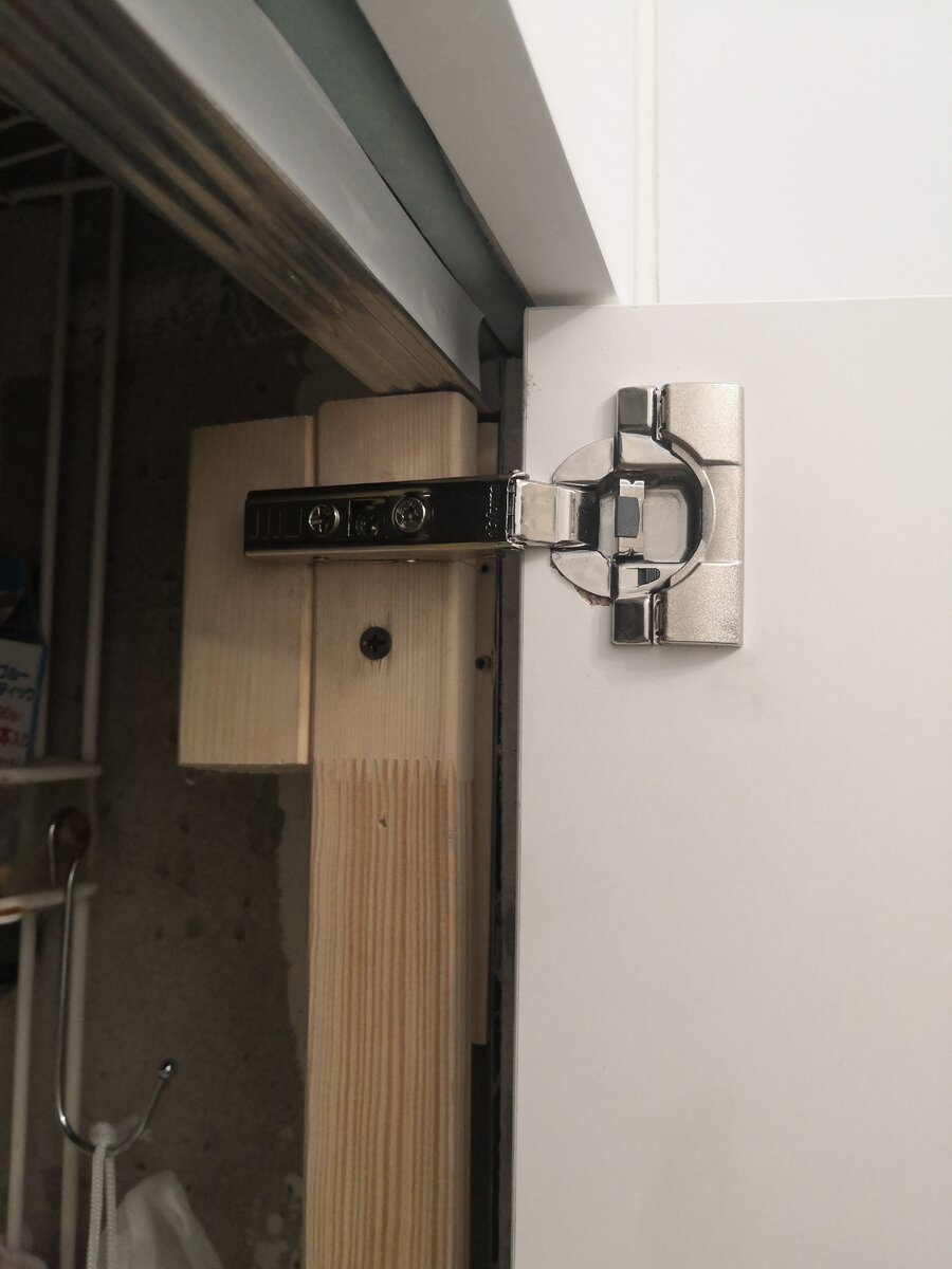 Для крепления петель были прикручены деревянные бруски к гипсокартону