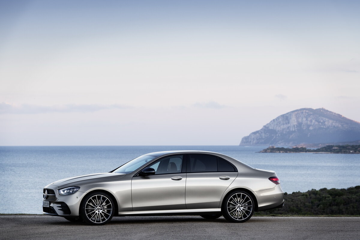 Mercedes E-Class 2020 Facelifting - боковая линия проходит на уровне ручек дверей