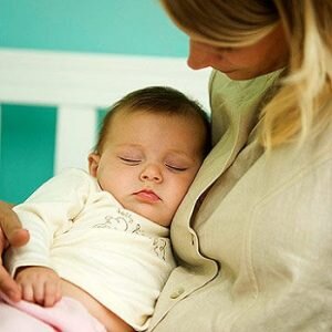 Если вы пытаетесь заставить вашего ребенка спать всю ночь и не готовы выносить плач, то убаюкивание будет самым простым, но лучшим вариантом. Плавно покачивайте малыша на руках, пока он не уснет. Данный способ позволяет помочь заснуть вашему ребенку, а затем уложить его в кроватку, пока тот в дреме.