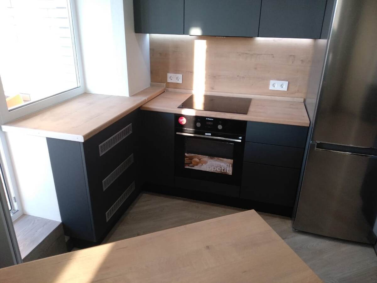 Столешницы и Становая панель в теплых тонах под дерево. 