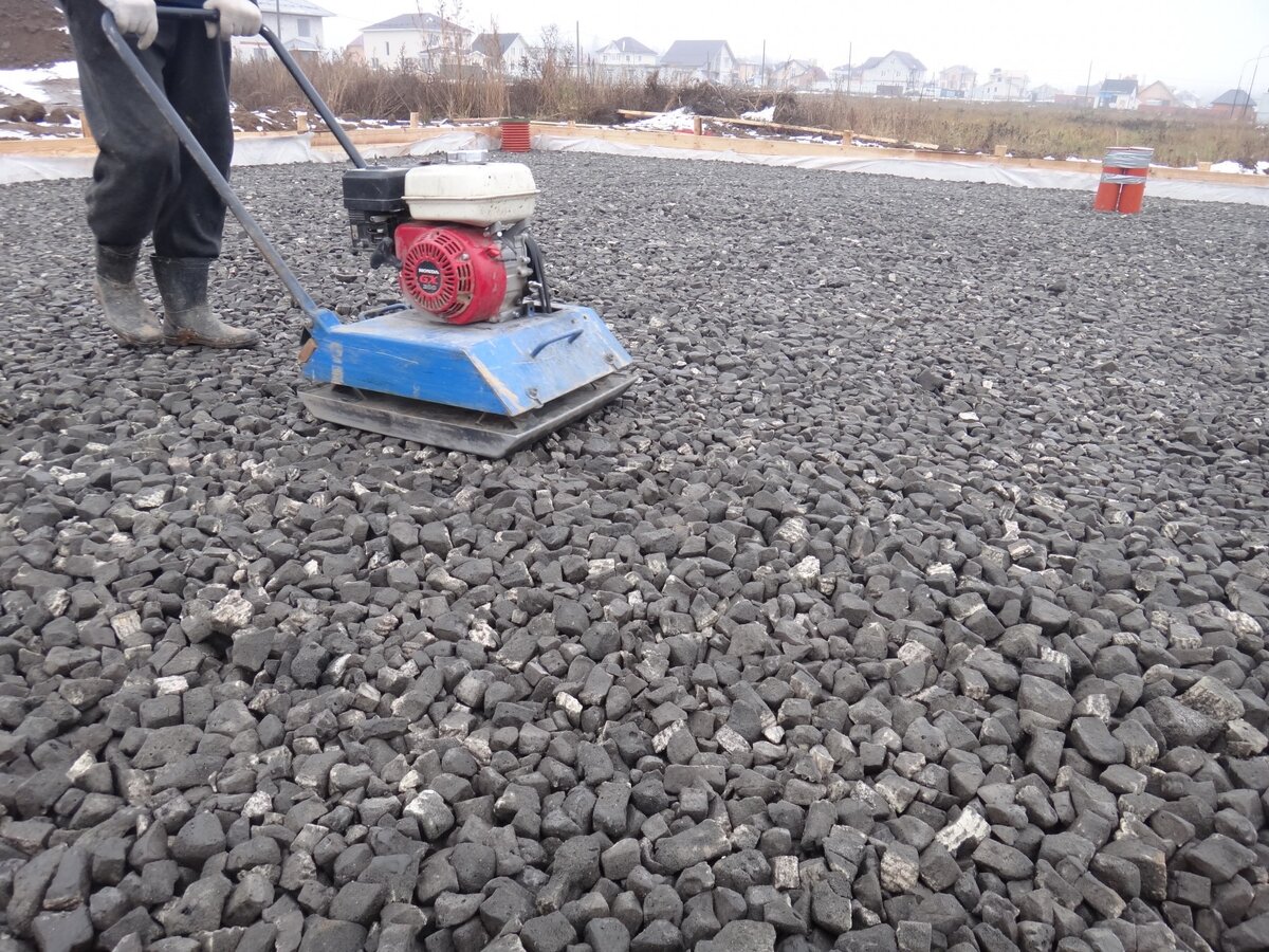 Подстилающий слой под фундаментную плиту из пеностекольного щебня.