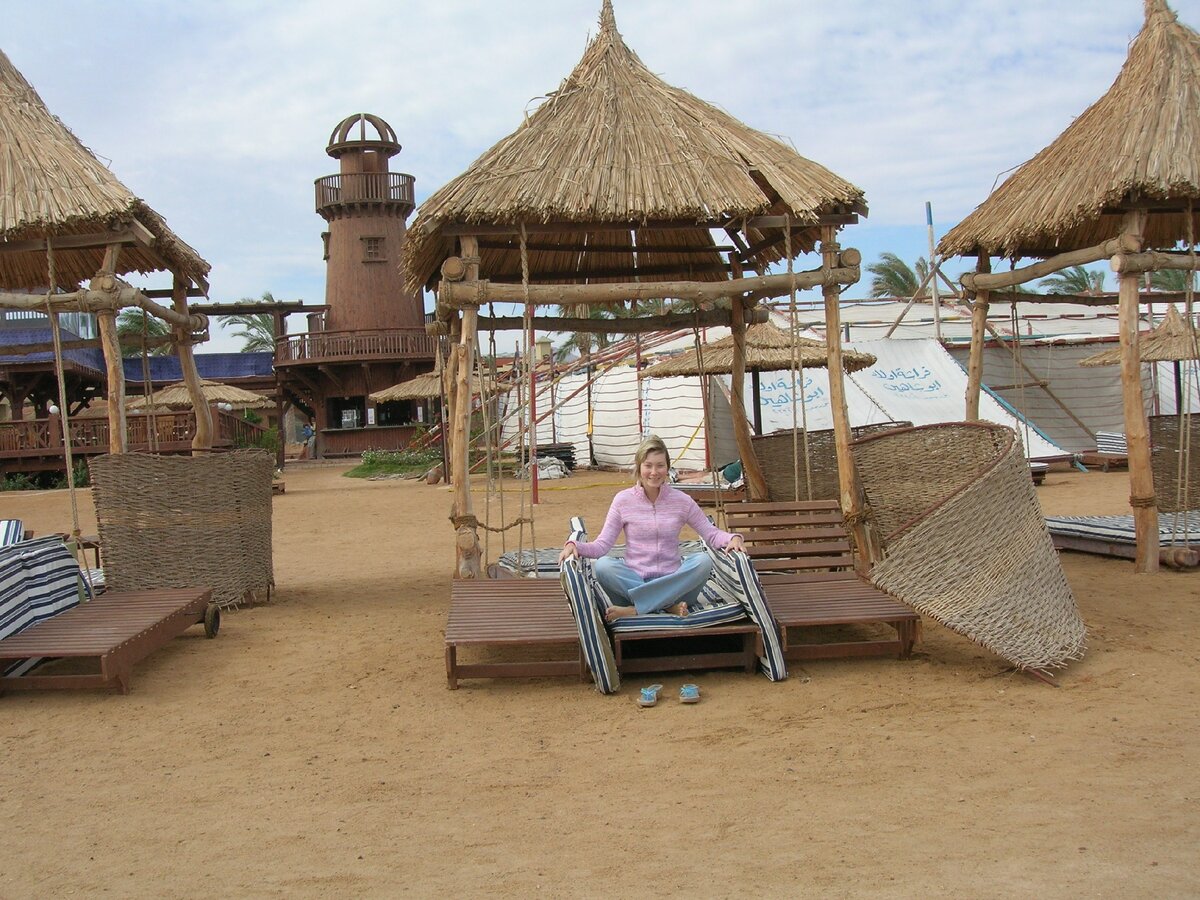 Ветром сдуло всех людей с пляжа