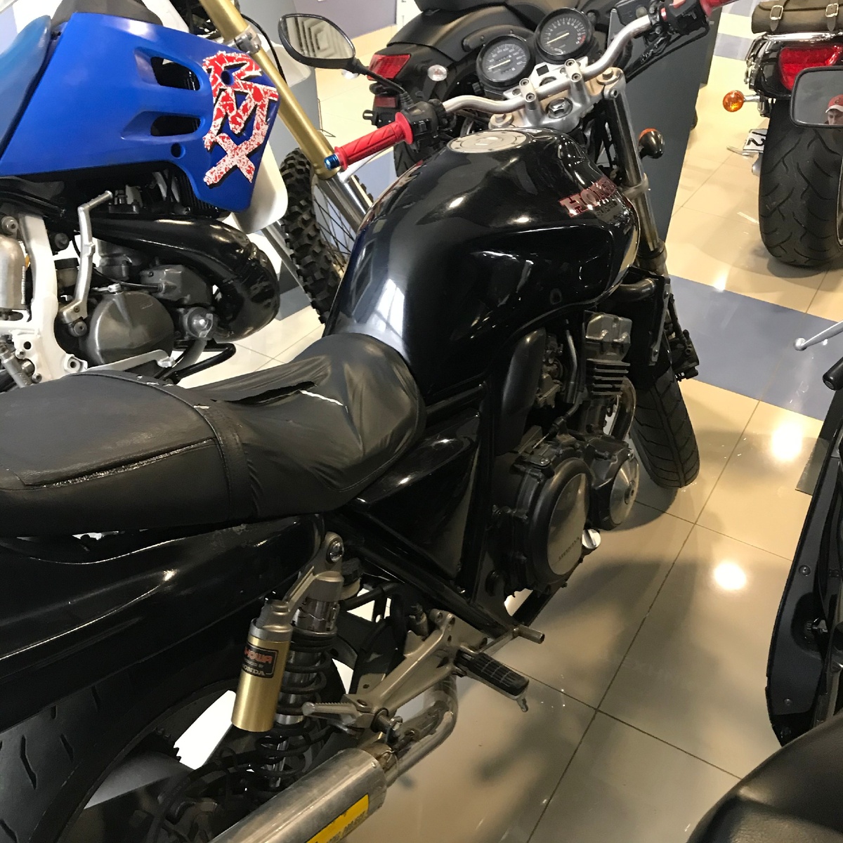 Кроме глубоких рваных ран на сидении. Видно, что оно уже не раз переклеивалось ->