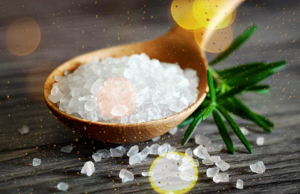 Свое научное название минеральный галит получил в Древней Греции. Чистая каменная соль содержит 61% хлора и 39% натрия.