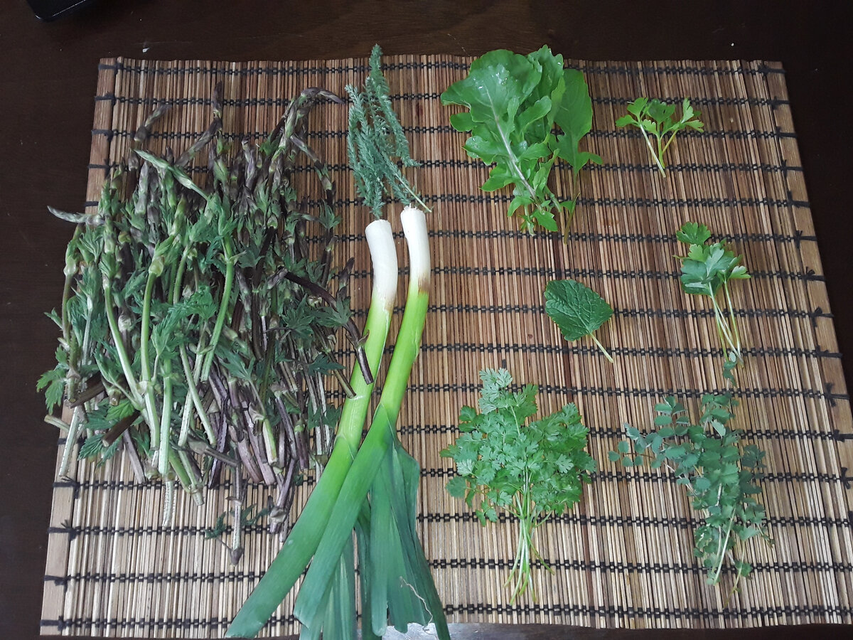 Хмель, чеснок и пряные травы.