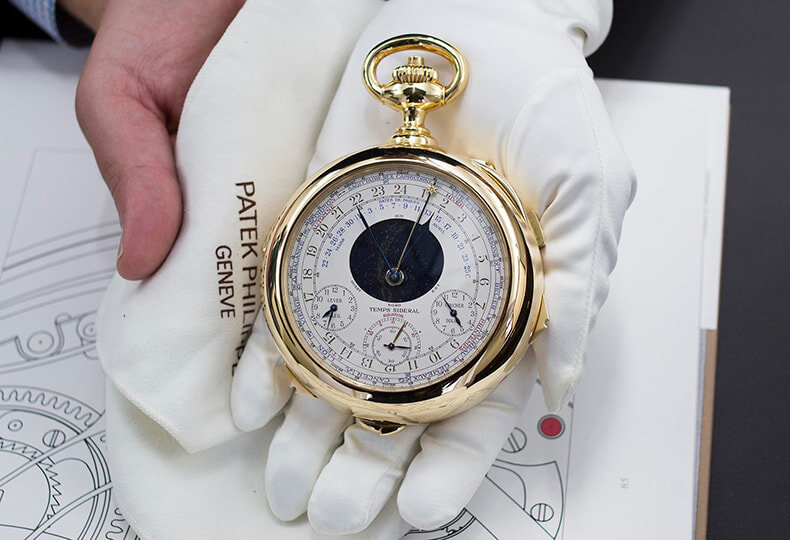 ТОП 10 самых дорогих часов – Patek Philippe Caliber 89
Вес золотого хронометра становит один килограмм, в котором содержится свыше 1 700 разноплановых деталей, что делает Patek Philippe Caliber 89 скорее карманными, чем наручными часами.
