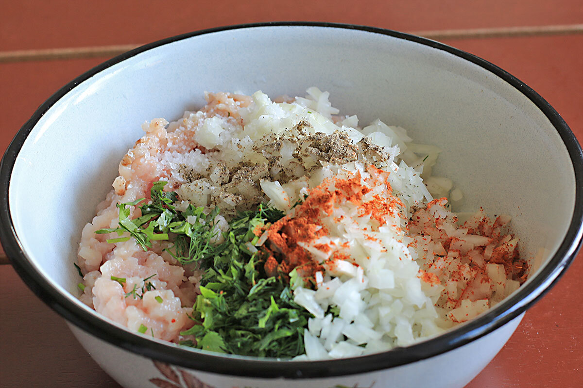 Из дома выходить нельзя. И я решила поднять настроение семье. Приготовила люля-кебаб из курицы на сковороде.