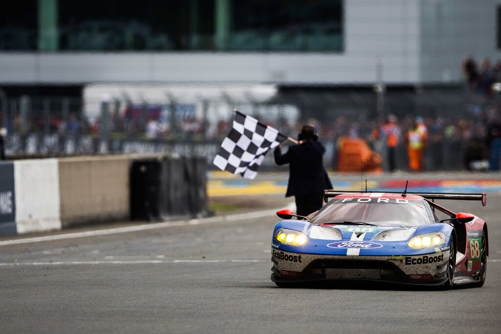 Победный финиш болида Ford GT под номером 68 команды Ford Chip Ganassi Racing в Ле-Мане в 2016 году