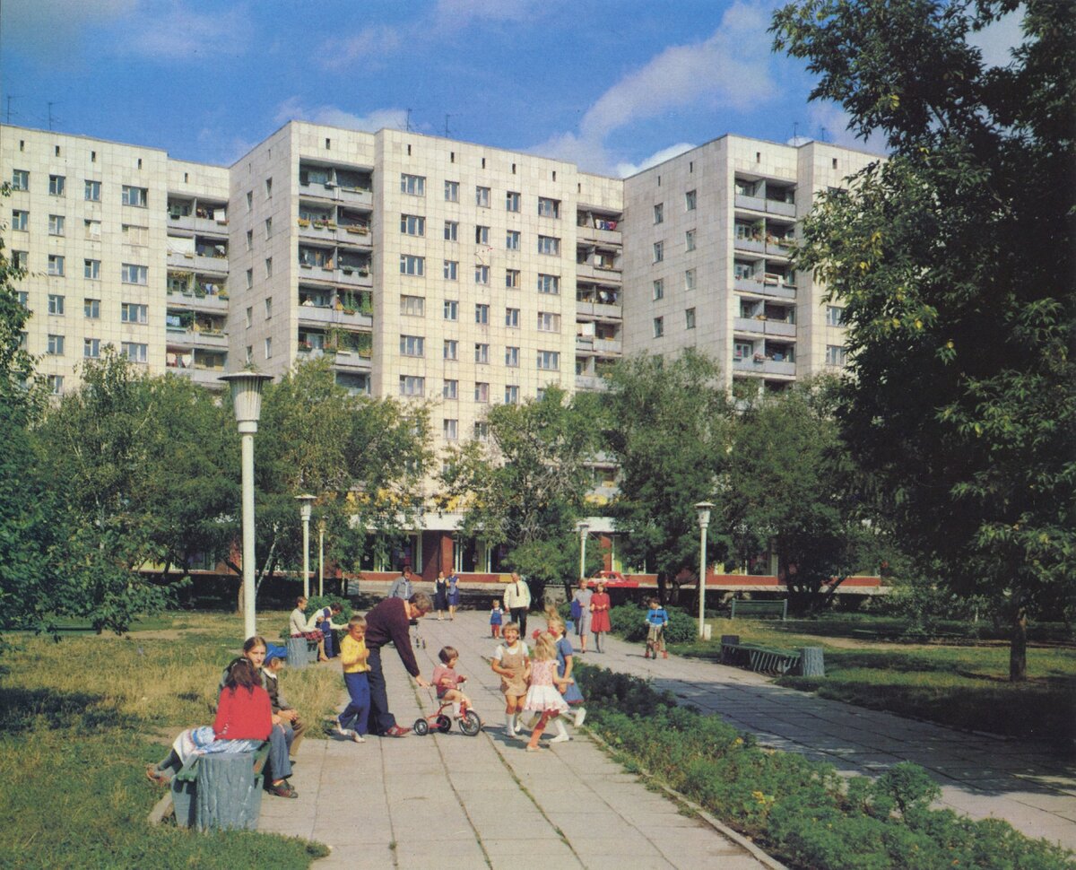 В сквере уральских добровольцев. 1982-1985гг. Источник: pastvu.com