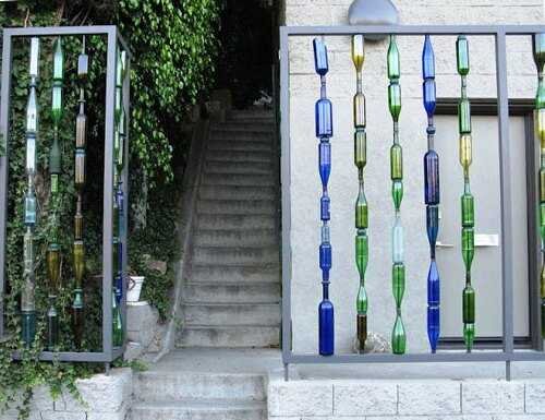 забор из цветных стеклянных бутылок 👍