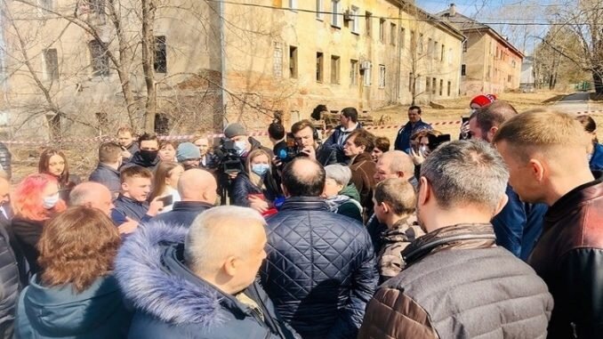 Многоквартирный дом рухнул прямо на глазах жильцов и чиновников, которые думали, куда бы их расселить
