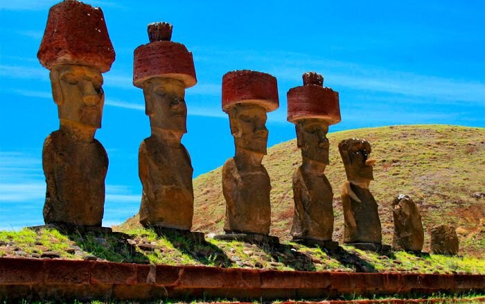 Каменные идолы на острове Пасхи. Источник фото Фото: www.rthvictoria.com