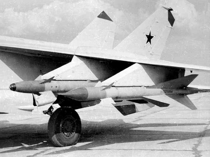 Ракеты Р-40Т (тепловая, слева) и Р40-Р (радиолокационная, справа) под крылом МиГ-25