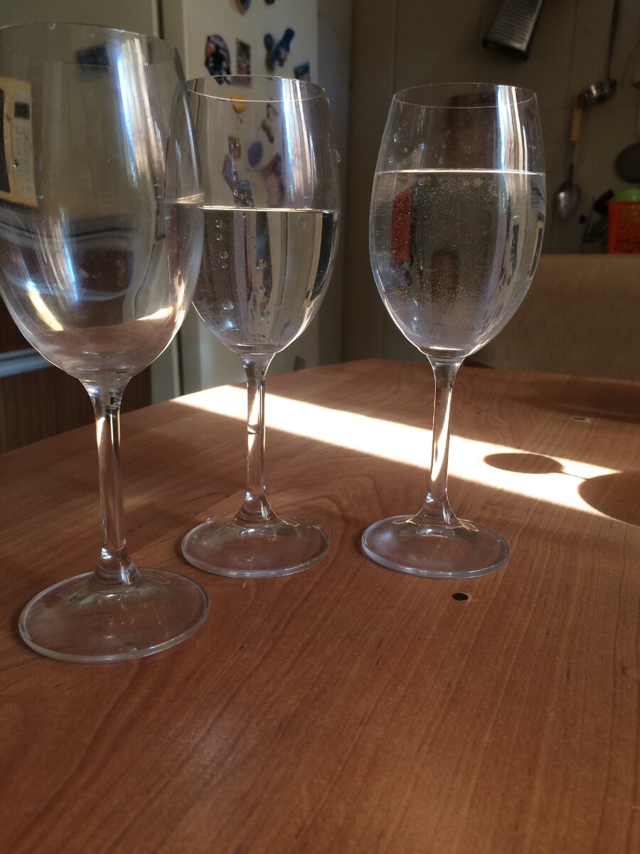 Наполняем бокалы водой: чуть-чуть, наполовину, а третий оставляем пустым. С помощью ложечки пробуем, какой звук какой бокал  издает.