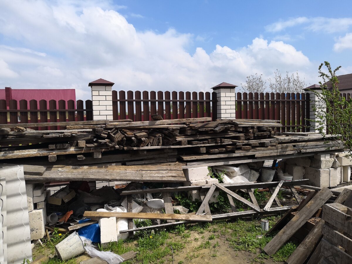 Грудка старых досок. Из нескольких досок муж и смастерит нашу уличную мебель. 