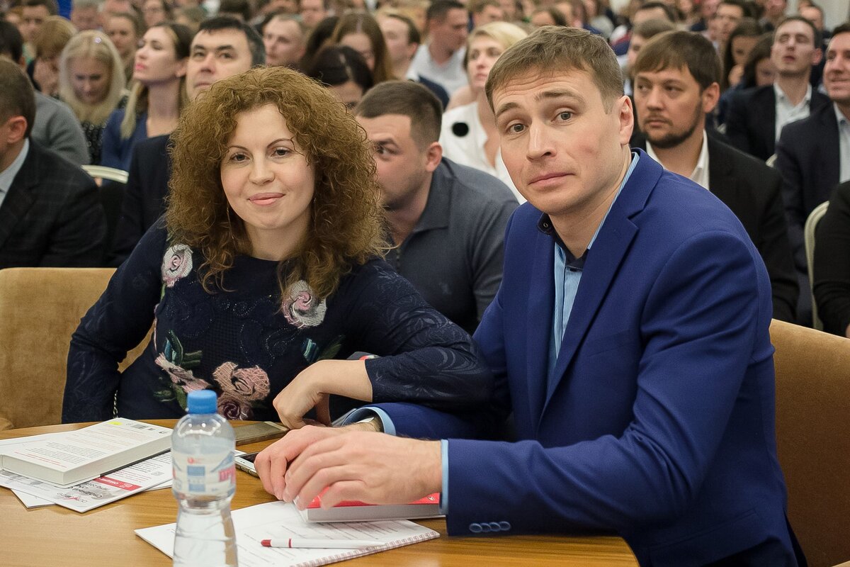 Помните масло Анкор? Зелёные луга Новой Зеландии? Была у меня мечта в детстве. Помню, было мне 14 и ехал я с Варавино в старом Лиазе, битком набитом людьми, на тренировку после школы. В окно задней площадки, прижатый массой тел, смотрел на нашу весеннюю грязь и вспоминал масло Анкор. Зелёные Луга Новой Зеландии, дом, большой внедорожник, жена, трое детей (два мальчика и одна девочка) и собака. Где Архангельск и где Новая Зеландия и подкрашенная для сочности трава?  Сейчас мне 38, у нас с женой 6 детей (четыре мальчика и две девочки), своё дело и мне кажется, я живу в хорошем доме и езжу на хорошем авто. И я понимаю, что мечты имеют свою волшебную силу. А в Новую Зеландию уже не хочу и лишь вспоминаю 90-е, наш весёлый класс в школе, бесконечные очереди, талоны и горящие ларьки.
 
 Бабуля частенько говорила мне: «Костюшка, ты за красотой и деньгами сперва не гонись, найди надежного человека. Вот вы с ним всё и наживёте и, если один из вас споткнётся, другой вытащит и пойдёте дальше вместе. Ругаться будете-это нормально. Отношения такое дело, хоть каждый день выясняйте. Главное всё внутри семьи решайте и друг друга не бросайте».
 
 Мы с женой долго присматривались друг другу и знакомы были до свадьбы 5 лет, друзьями были. Всё было и свободные отношения, модные ныне. Ни ответственности, ни обязательств. Я гордо стучал себя в грудь и говорил, что до 30 не женюсь. Поспорил даже с одним хорошим человеком на бутылку коньяка. Женился в 26 и пили мы этот коньячок, помню, вместе и смеялись от души.
 
 Я видел громкие свадьбы и прекрасные пары, восторги и цветы. И было жаль видеть их, абсолютно чужих друг другу людей, спустя пару-тройку лет. Он с другой женщиной. Она с ребёнком. Что-то пошло не так… Как трудно сейчас нам уживаться друг с другом. Как много соблазнов и житейской гордости и, кажется, что часто, мы любим не человека, а себя в нём. 
 
 Жена мне недавно призналась, что, когда я сделал ей предложение, она боялась одного, что я не приду на свадьбу, поэтому не стала никому говорить и никого приглашать. Мы начали с Венчания. Так нам показалось правильным. Потом сидели на квартире у тёщи и пели песни под гитару маленькой дружной компанией. Через 20 дней расписались, пили квас около ЗАГСА и пытались осознать происшедшие с нами перемены. Потом я занес супругу в свадебном платье на руках в нашу коммуналку и мы строили планы, которые, казалось, не умещались в нашей маленькой 9 метровой комнате, спорили и мечтали, но только уже вместе, одной семьей…
 
 К тому времени мы уже начали своё дело. По сути, мы были челноками. Уезжали в другое государство, покупали товар и продавали в своём городе в своих магазинах. Эта модель существует и до сих пор и кормит нас и наших близких. Бизнес без риска не возможен. Это как знаете, первое, чему учат хоккеистов и фигуристов, это падать и быстро вставать со льда. И когда я продавал свою однушку и покупал комнату, то я был готов, к тому что потеряю, эту вложенную в дело разницу денег и буду жить в коммуналке. Так что начали мы весело и энергично и отступать очень не хотелось. И первое, за что мы взялись, у нас получилось. Это было не везение. Эту идею и модель, мы подсмотрели,. Мы учились у других людей и спасибо им за науку.
 
 Бабуля была права. Она, как-будто, предсказала мне эту девчонку. Что-то в ней есть. Она, как и я, любит мечтать и не видит в мечтах недостижимого. Я многому у неё учусь. Она разбавляет моё черно-белое видение Мира. Ценить отношения с людьми, прощать мелкие обиды и видеть свои недостатки, прежде, чем ты кого-то осудишь. И, даже, когда я захотел девочку, она родила мне сразу двух мальчиков. Что-то в ней есть. Мы учимся друг у друга. Мы спорим и обижаемся друг на друга. Но, бабуля была права, мы делаем это внутри семьи, уже 13 лет, не нарушая границ...