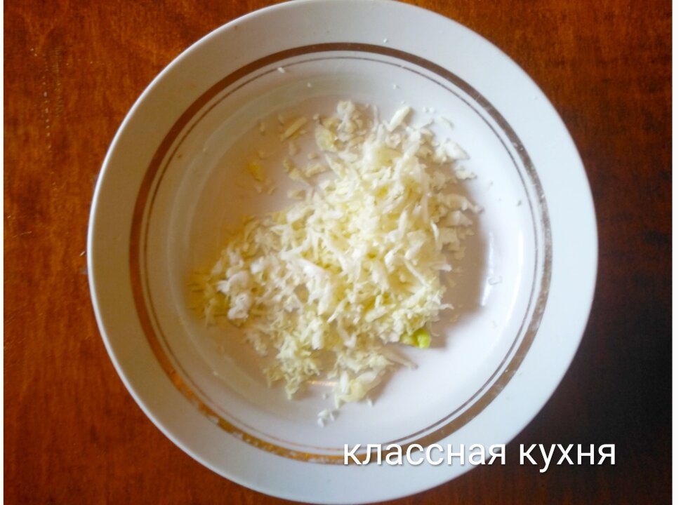 Меко натёртая капуста для окрошки.