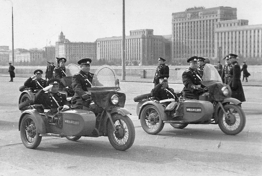 Так раньше выглядел мотоцикл с коляской. Фото из открытых источников.