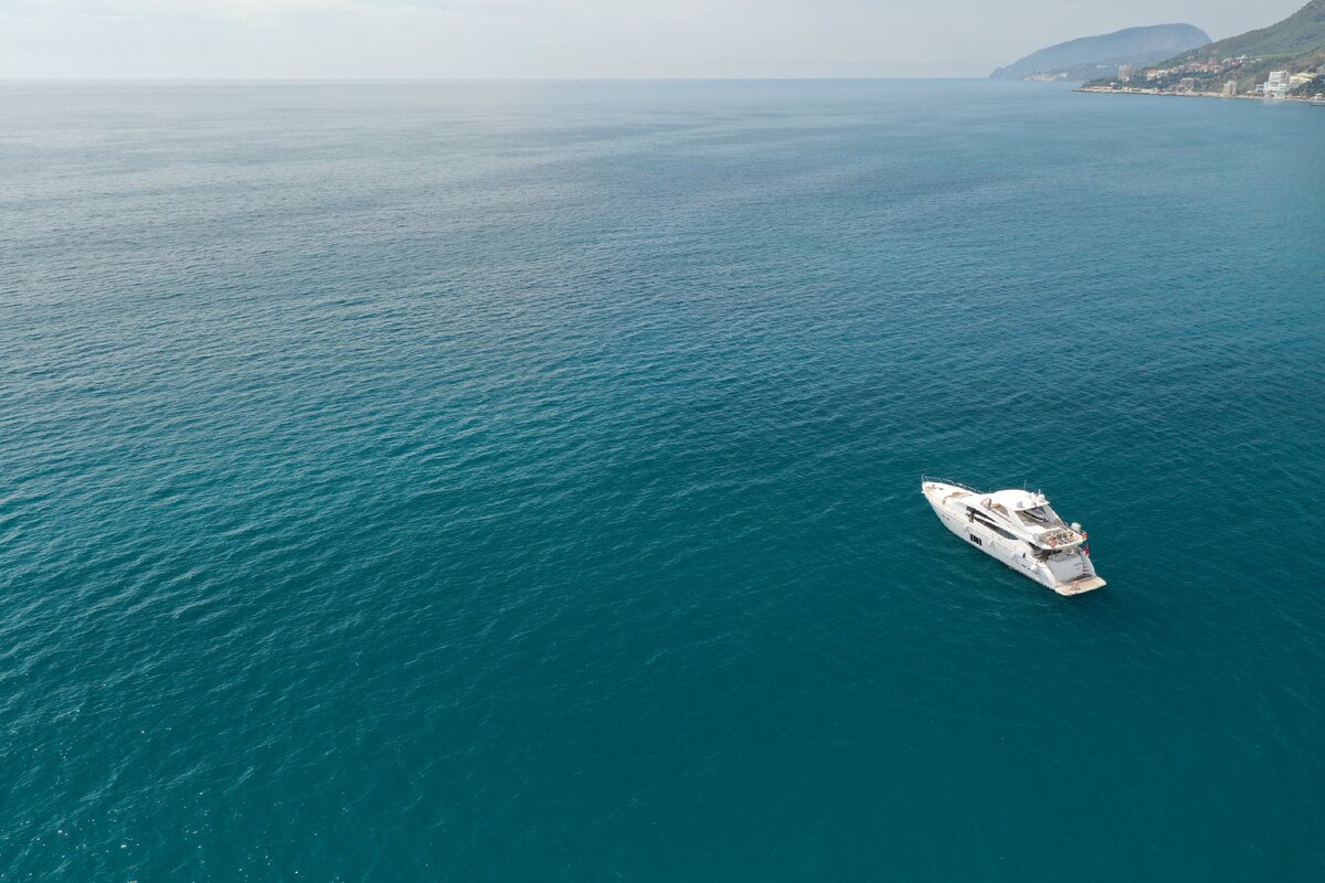 Катер в море