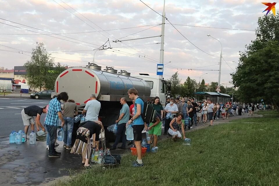 
Какой бы ни была причина, "Минстокводоканал" опровергает народные теории об аварии и о том, что в питьевую воду попали канализационные стоки. В официальном обращении организации упоминается жара как основной фактор проблемы. Согласно обращению, "наблюдалось изменение характера запаха" на выходе с очистных сооружений.  
