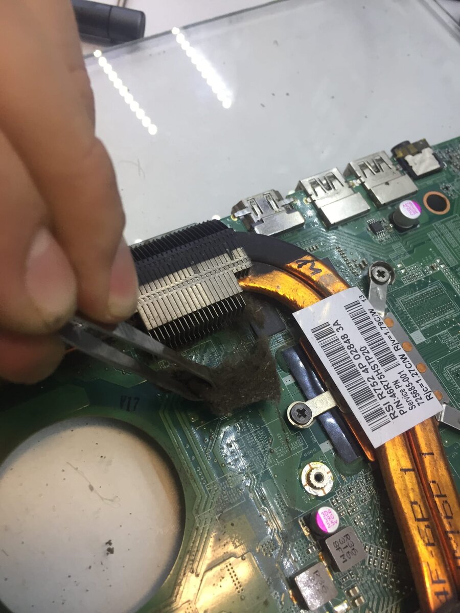 Валик был твердый как ткань. 