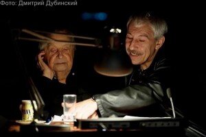 Репетиция спектакля «Бесы» с Юрием Петровичем Любимовым (с лампой за столом). Фото предоставлено Рубеном Симоновым