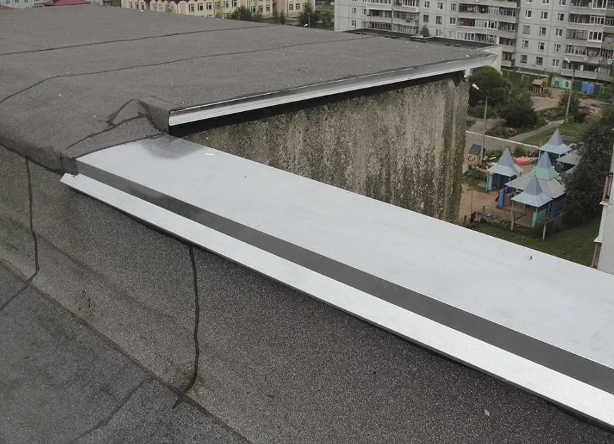 Пример древнего классического парапета на плоских кровлях советского здания