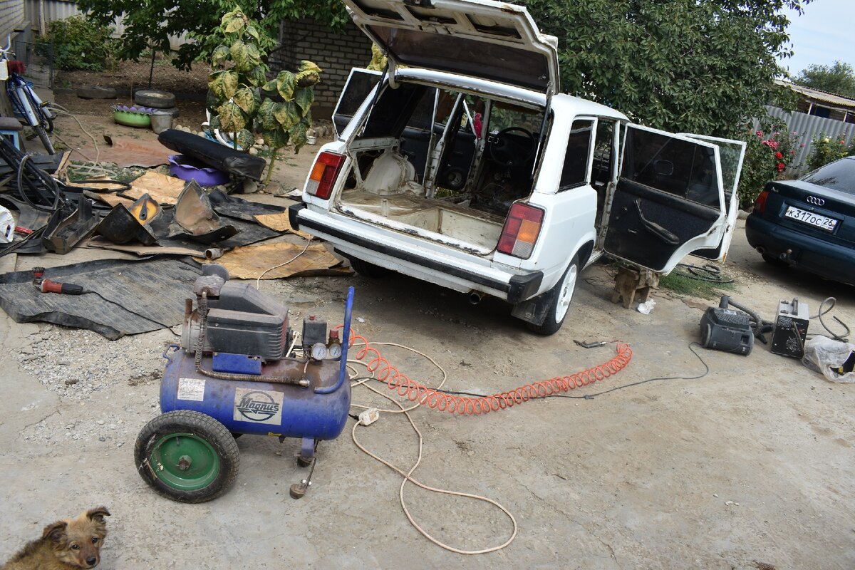 Первым делом всё лишнее выкидываем  ,на старый облезлый линолеум уже не мог  смотреть я!