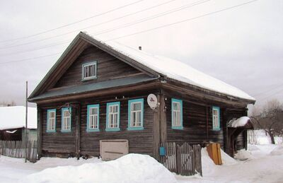 Вот, примерно, такой дом у бабушки с дедушкой, только в длину побольше: от края дом до крыльца было шесть окон + большое крыльцо, которое вело в холодную прихожую, сзади которой были хозяйственные помещения (кладовые, туалет, лестница на чердак) а в теплой части дома там находилась еще одна комната. //фото взято из открытых источников