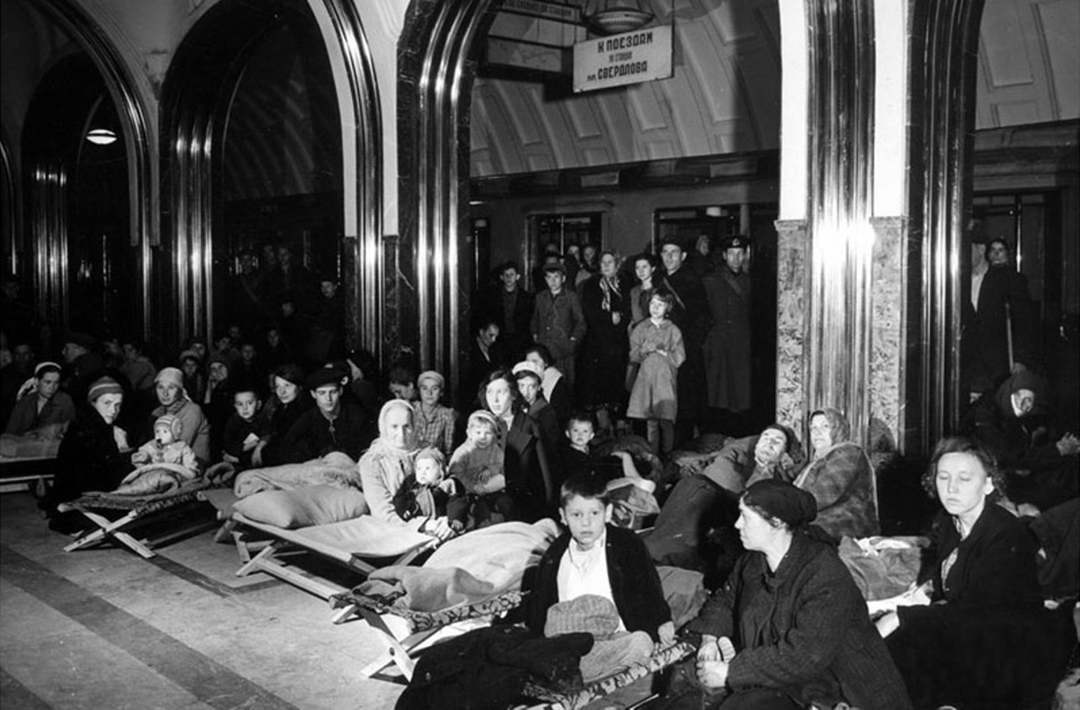 На станции "Маяковская" во время воздушной тревоги, 1941 г. Автор Margaret Bourke-White. К сожалению, фото "Курской" не нашлось.