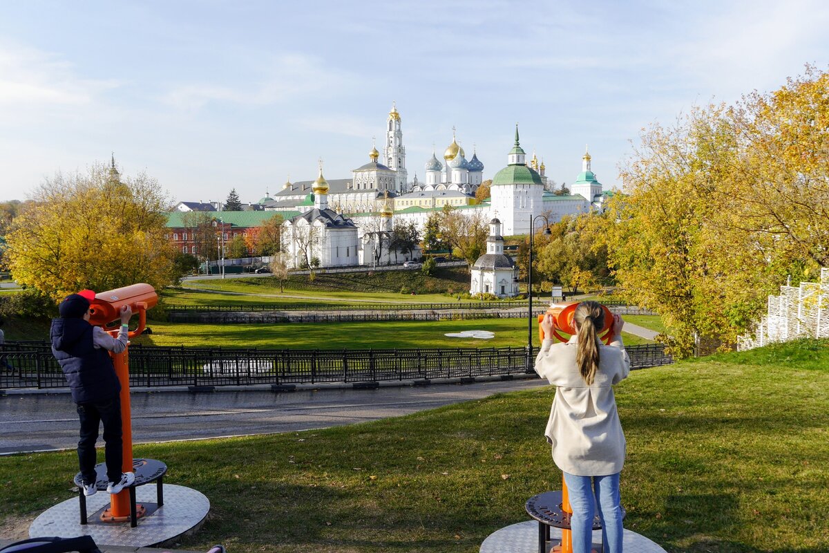 Мои дети смотрят в прошлое. А я - в будущее:) Фото автора.