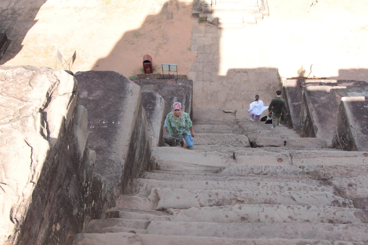 Лестницы довольно круты, ступени повреждены и нет перил - сланцы противопоказаны