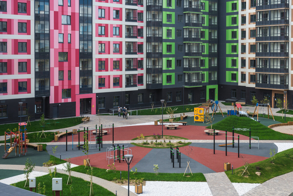 Территория каждого двора – это отдельный благоустроенный микрорайон с несколькими детскими и спортивными площадками, широкими тротуарами, велодорожками, газонами и зонами отдыха