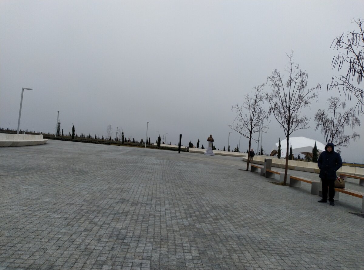 Сквер напротив здания аэровокзала