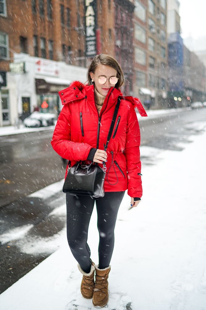 В какую погоду носить куртку. Красный короткий пуховик. Красная короткая куртка. Красная зимняя куртка женская. Зимняя обувь с красной курткой.
