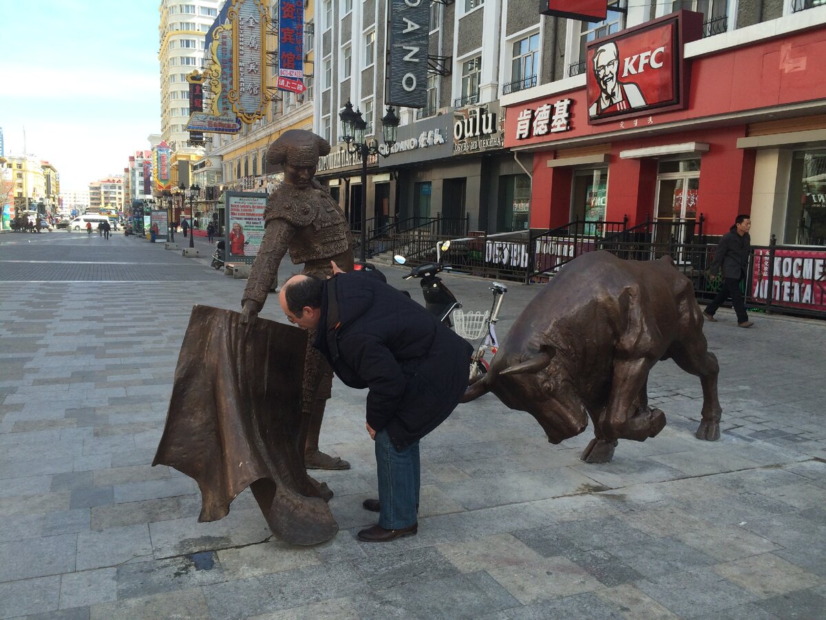 На улицах - скульптурные композиции. Туристам нравится. Все, кто как может, фотографируются.