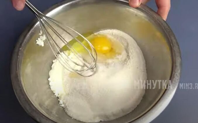 1.  В миску: Творог (немного), кефир (йогурт), детская смесь, ванильный сахар, сода, соль, сахар по вкусу, яйцо, ещё кефир (йогурт).