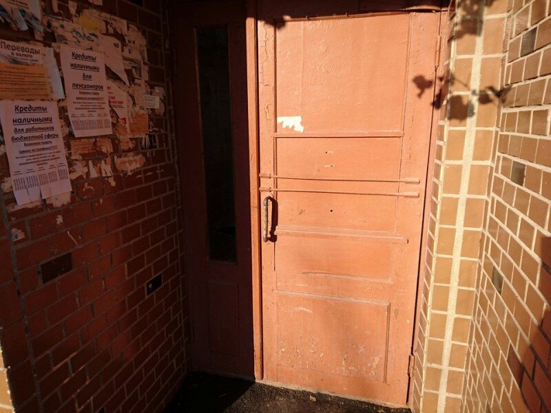 Дверь  у нас  приблизительно  такая: легко выбить даже  плечом.