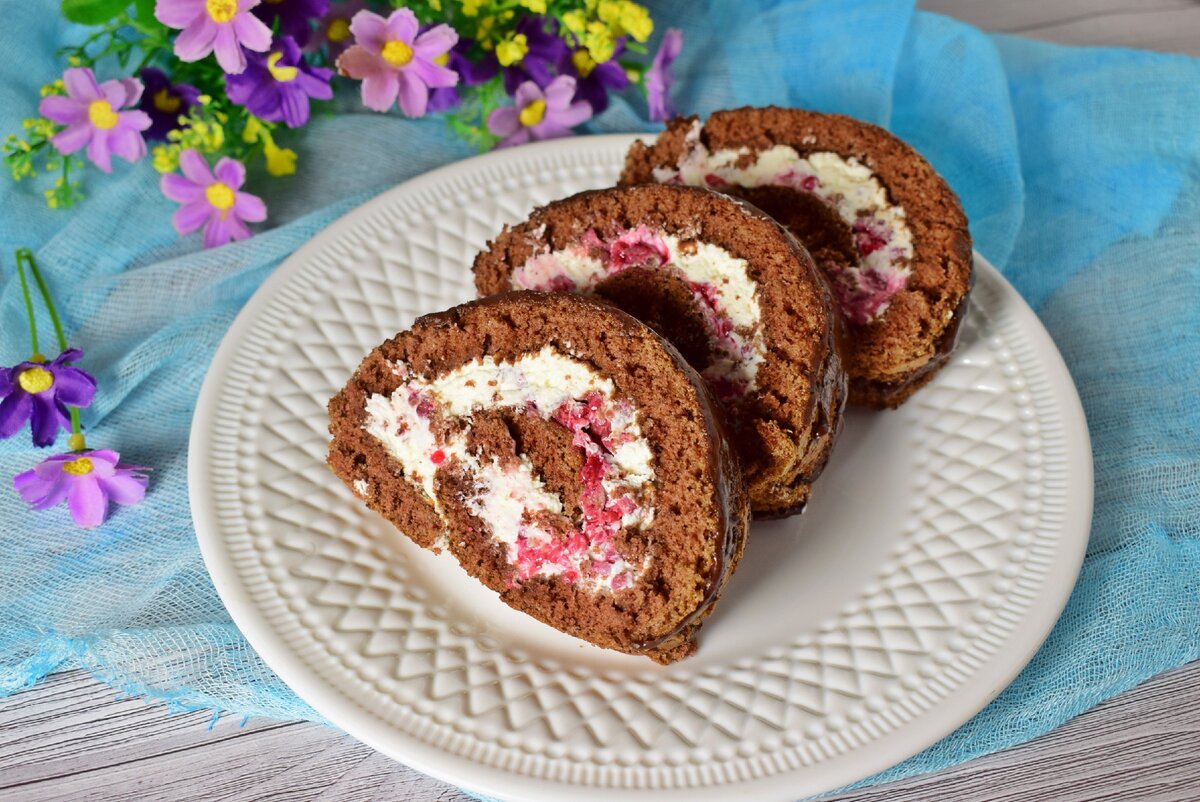 Шоколадный рулет с сливочным кремом и малиной | Домашняя кухня, фото -  рецепты | Дзен