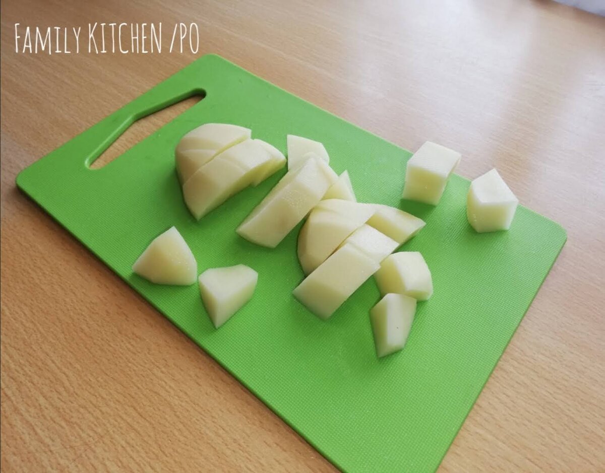 1. Картофель очищаем и нарезаем кусочками.