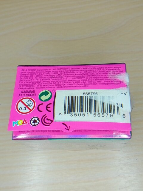 Снизу информация о фирме-производителе на разных языках