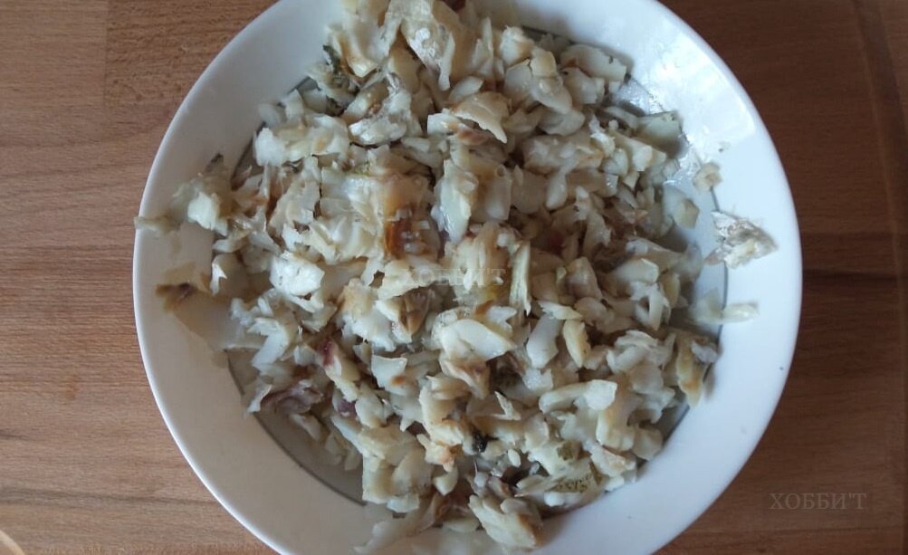 Отварной и разделанный минтай.