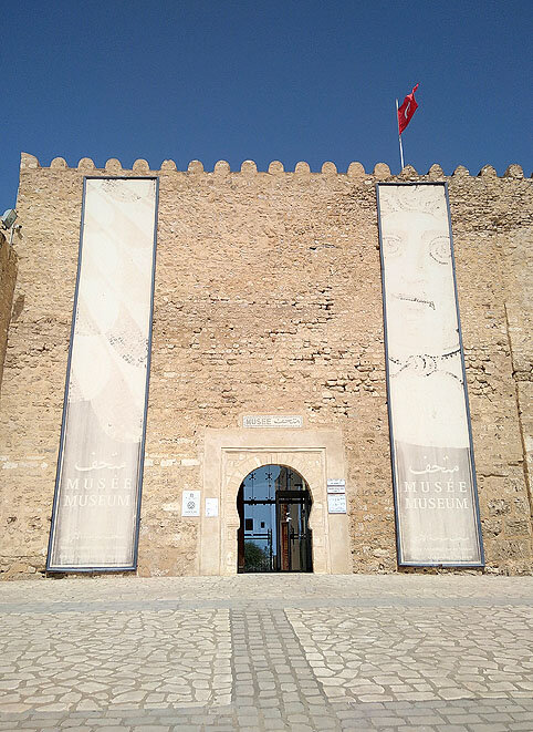 Небольшой обзор очень интересного музея В юго-западной части медины Суса (старый город) в здании крепости-касбе IX века расположен городской археологический музей.