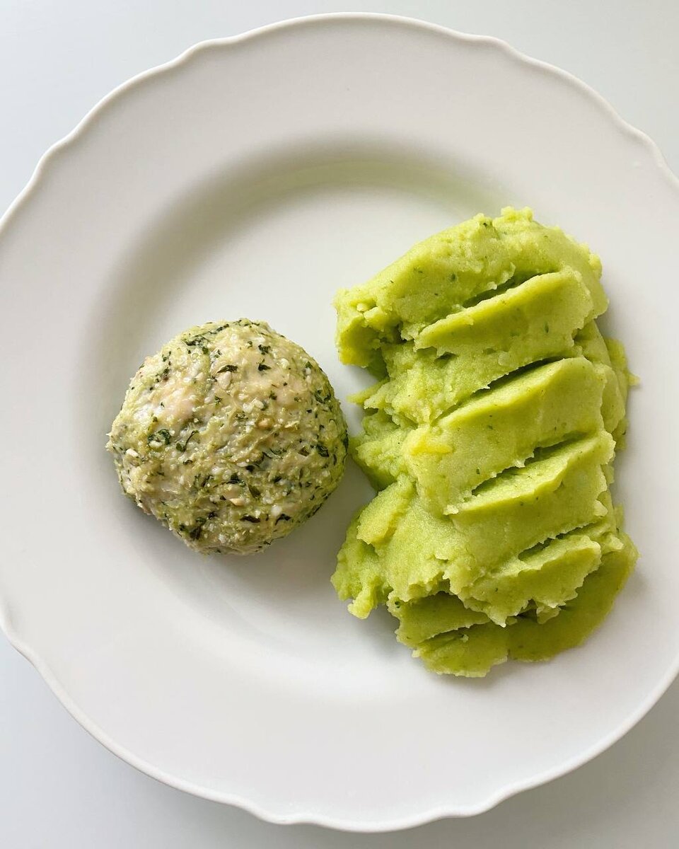 Котлета с гарниром из картофеля и брокколи