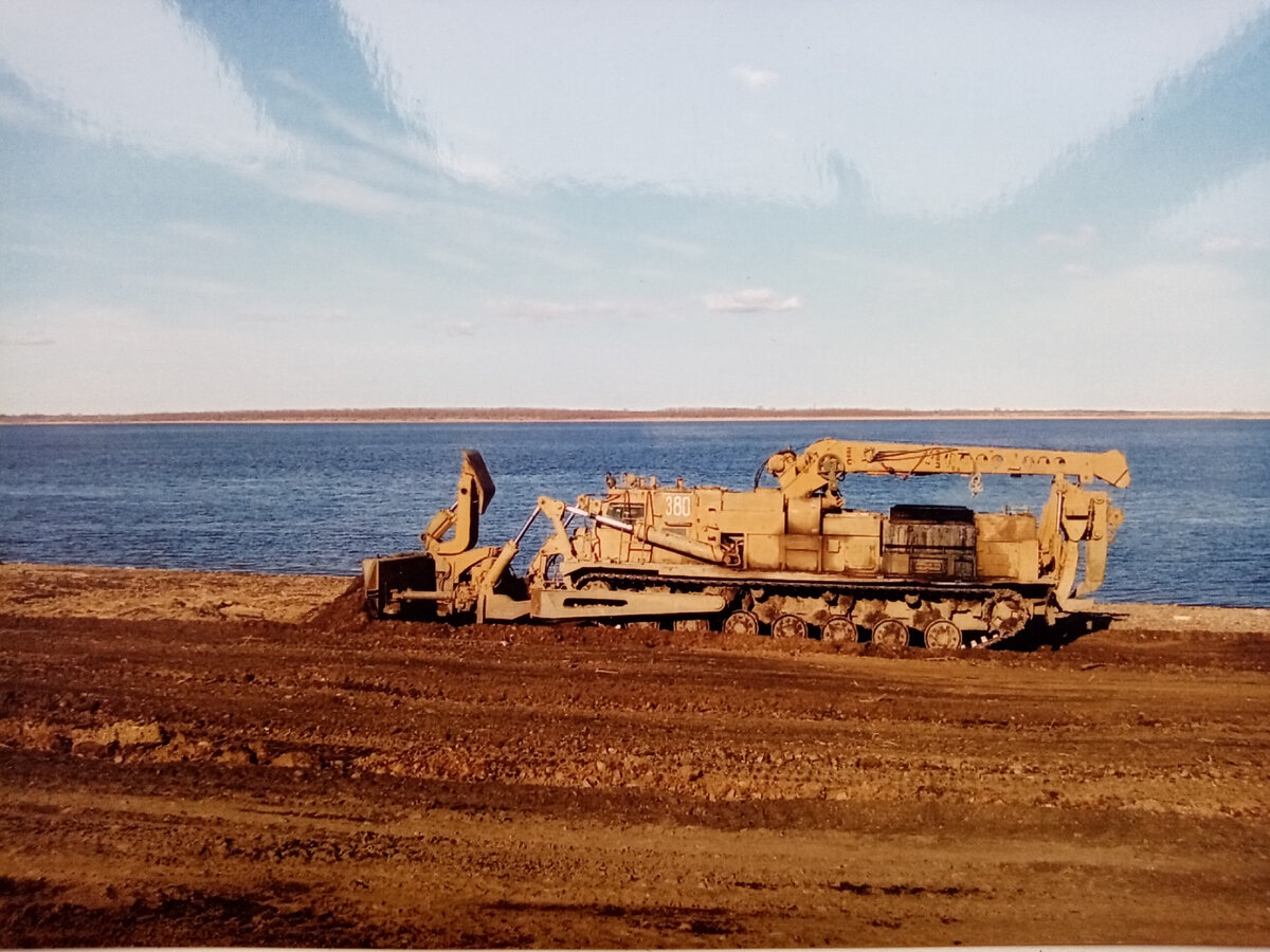 БАТ -2 равняет грунт у берега реки Амур. 