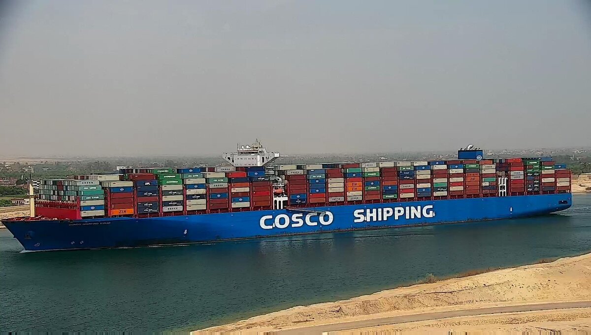 Контейнеровоз китайской компании COSCO в Суэцком канале