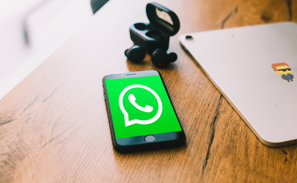 Мы привыкли с помощью WhatsApp общаться разными способами: переписываться в чате, отправлять голосовые сообщения, видео и просто звонить своим собеседникам.