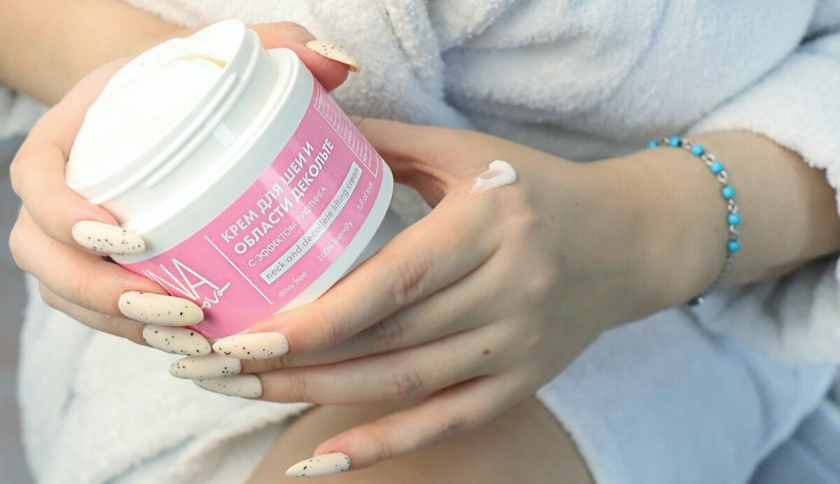 Крем имеет сладковатый аромат, быстро впитывается, не оставляя липкости и пленки