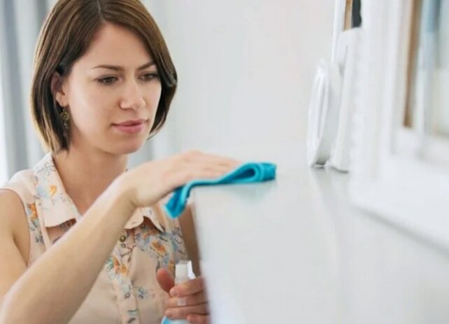 Пыль, пыль, пыль – всюду пыль. Уже нахватает никаких сил вытирать ее с каждой поверхности в доме. Казалось бы, только провел уборку, все сияло как новенькое. И вот прошло несколько дней, как из форточки и вентиляции уже налетело какое-то невероятно количество данной субстанции. Бороться с пылью сложно. Так или иначе она будет в каждом доме и сделать здесь можно немного. Однако, есть один простой рецепт, который позволит продолжительное время поддерживать в абсолютной чистоте по крайней мере поверхности мебели.