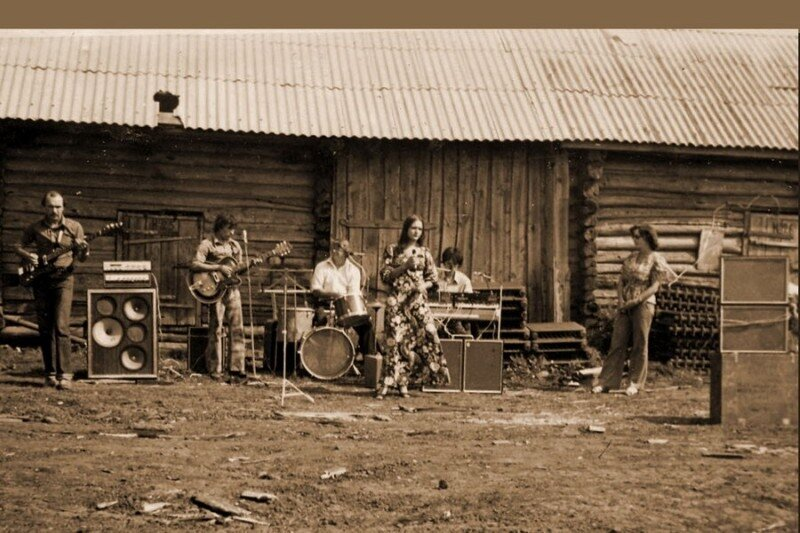 Здравствуйте, мои дорогие читатели. Я сам родился и вырос в городе, но, как у всех обычных детей, у меня была бабушка в деревне), к которой я ездил на каникулы...-9